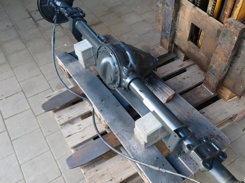 Instandgesetzte Hinterachse mit Antriebswelle und Bremsscheibe