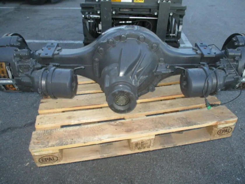 Achsgehäuse mit Differentialdeckel, frisch lackiert